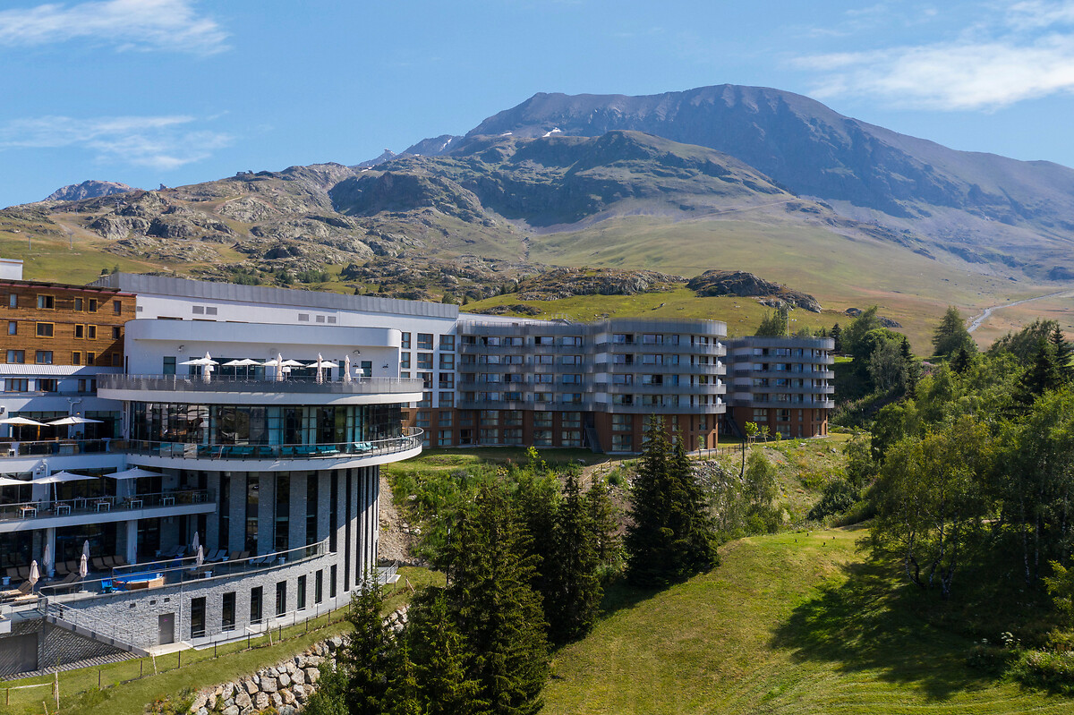 Resort Club Med Alpe d'Huez com as montanhas dos Alpes no verão