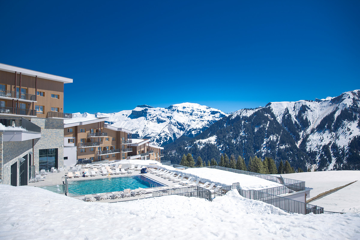 Piscina externa aquecida com vista para os Alpes nevados