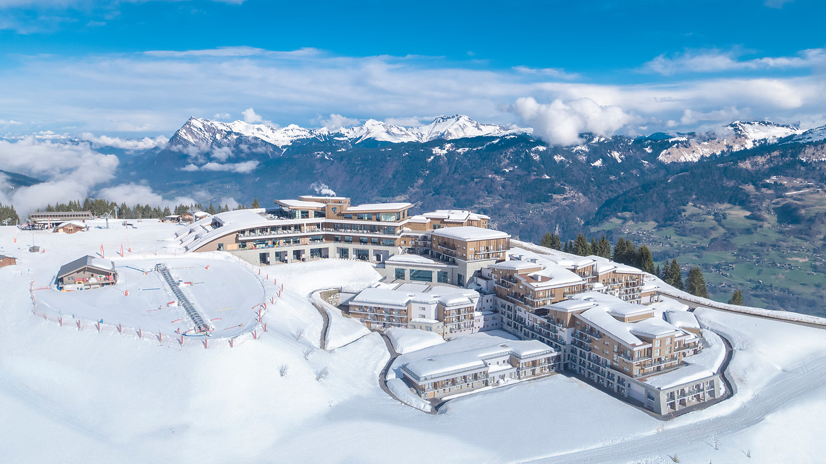 Vista aérea do resort Club Med Grand Massif Samoëns coberto de neve