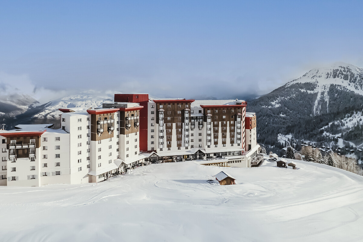 Resort Club Med La Plage cercado pela neve na estância de esqui