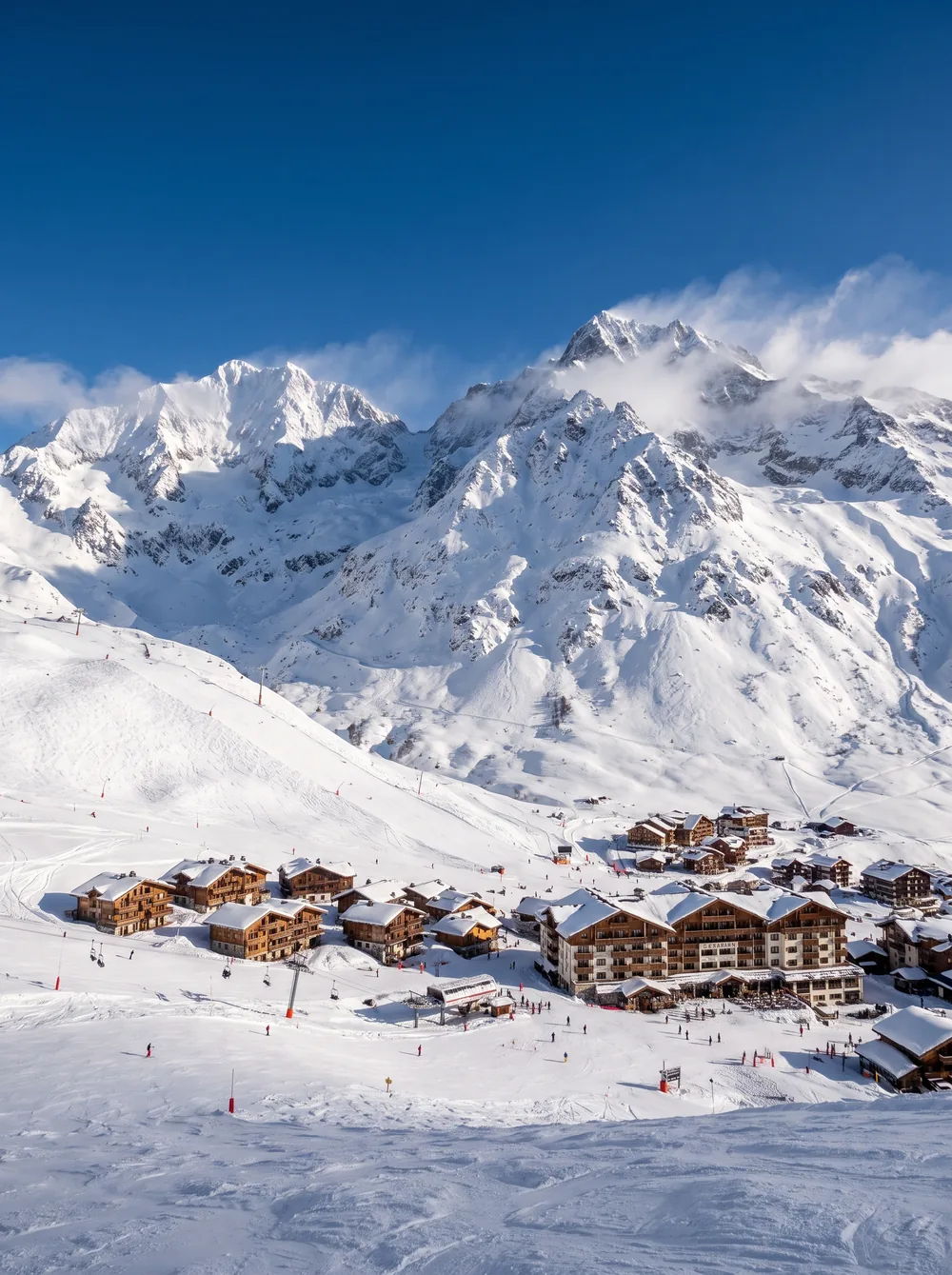 Vila de esqui aos pés das montanhas dos Alpes franceses